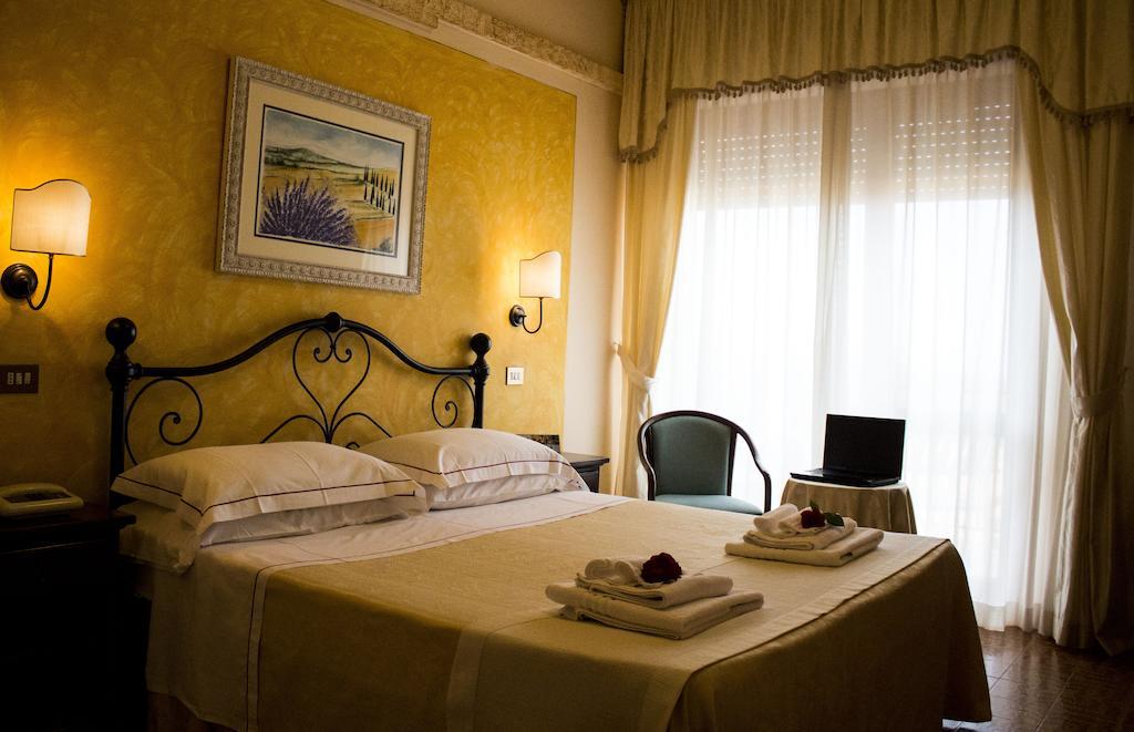 Hotel Ristorante Tre Stelle سانْتالبينو الغرفة الصورة